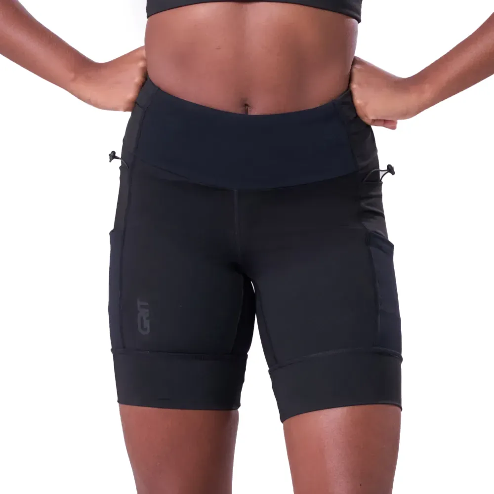 Bermuda preta feminina Authen Grit Floripa vista de costas com bolsos laterais e bolso traseiro com zíper